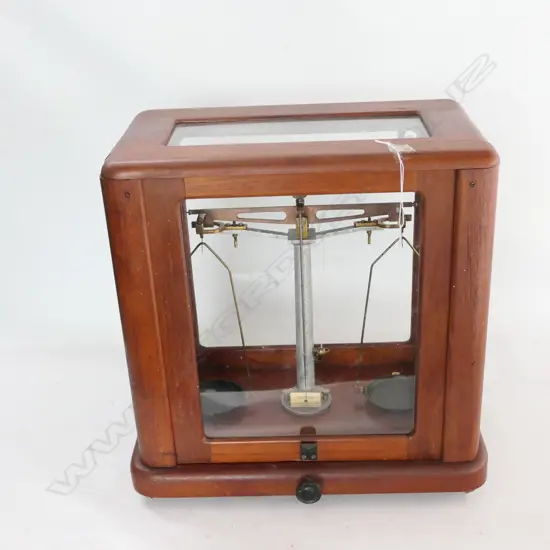 A GALLENKAMP & CO, LONDON, BEAM BALANCE IN GLAZED CASE
